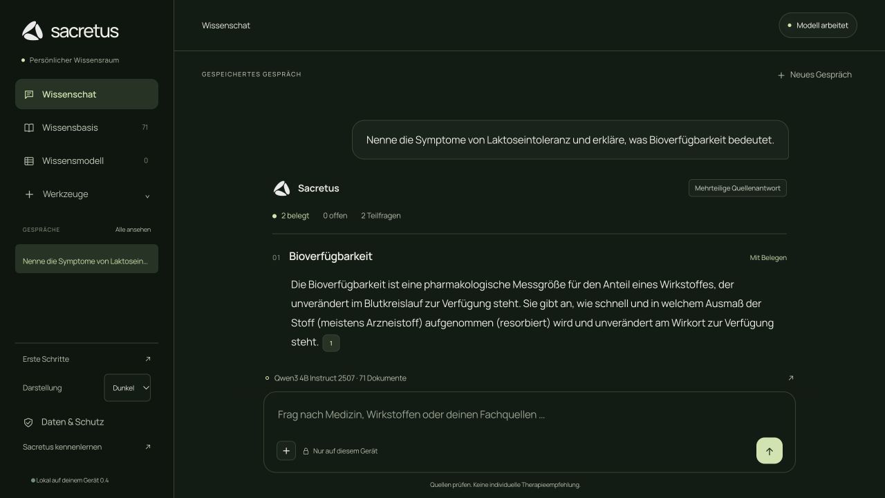 Sacretus beantwortet mehrere Aspekte einer Frage in getrennten Bereichen mit Quellenverweisen.