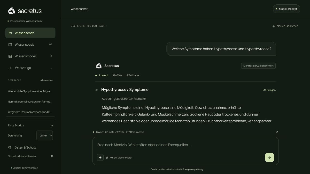 Sacretus zeigt die Frage zu Hypothyreose und Hyperthyreose, zwei belegte Teilfragen und den Beginn der ersten Quellenantwort.